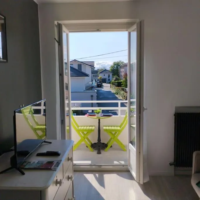 Appartement Verdoyant Au Bord Du Lac Leman Entre Evian Et Thonon Dans Une Villa Publier 0*,  France